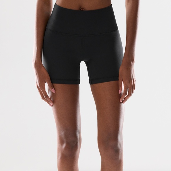 NWT Aritzia TNA Golden Cheeky Hi-Rise 5" Shorts Bike Shorts Yoga Pilates Size S - Picture 1 of 6